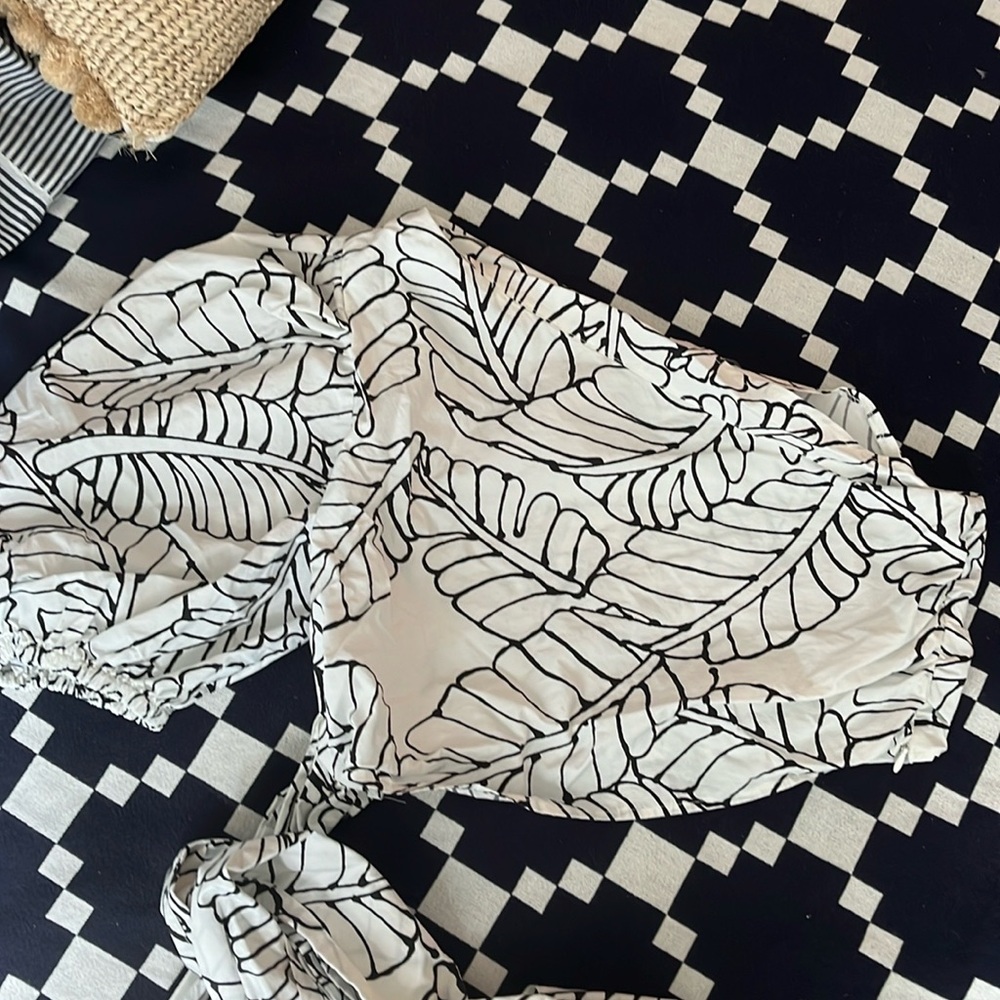 Gorgeous palm print top. FLASH SALE